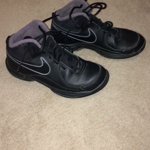 black nike basketball shoes